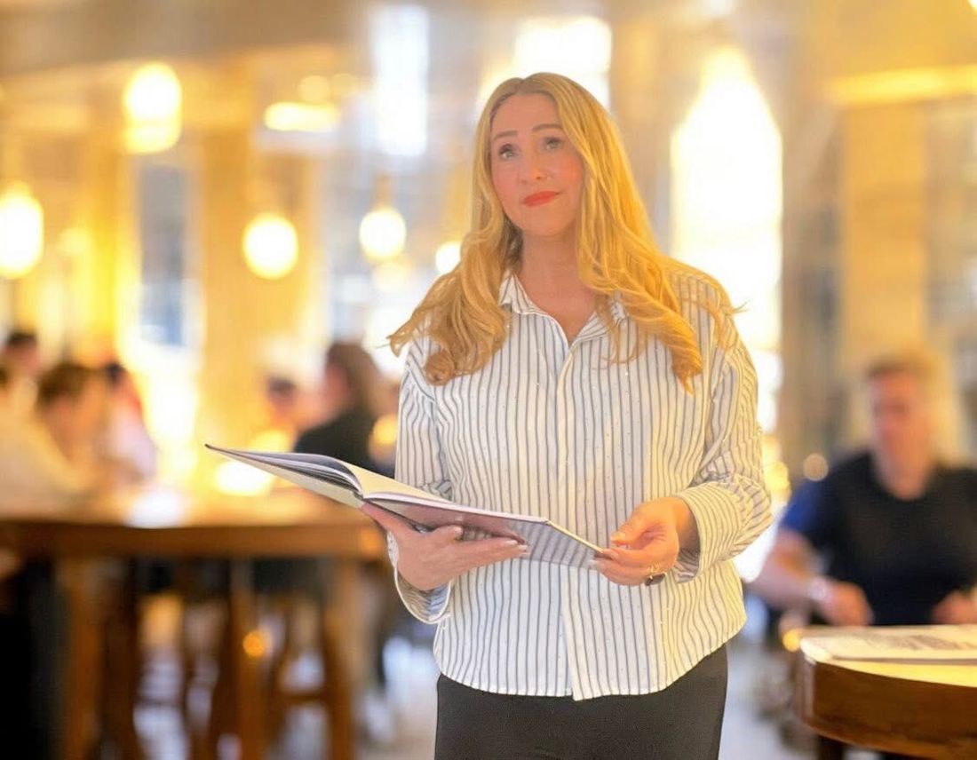 Bente Haraldsdatter Gården med en bok i hendene